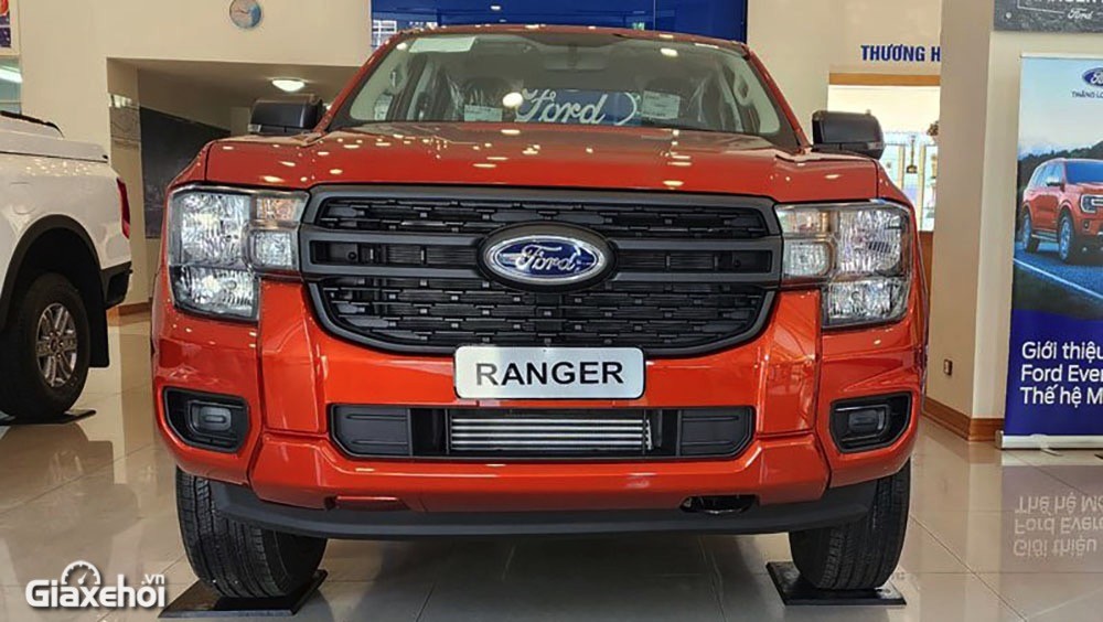 Ford Ranger XL với bóng Halogen.