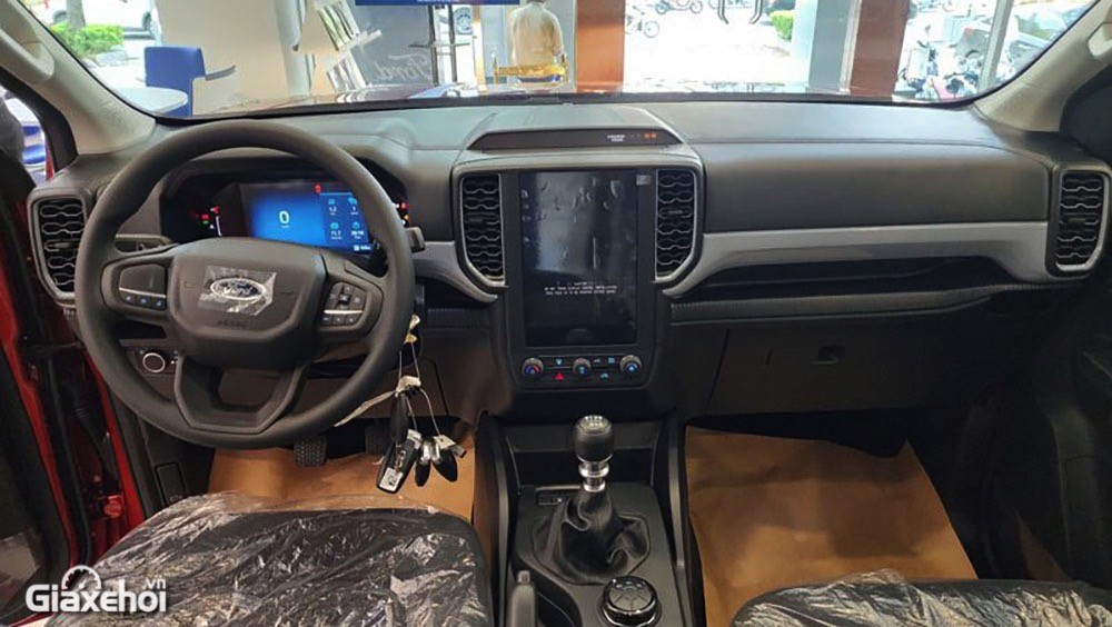 Ford Ranger XL có khoang lái với màn hình lớn.