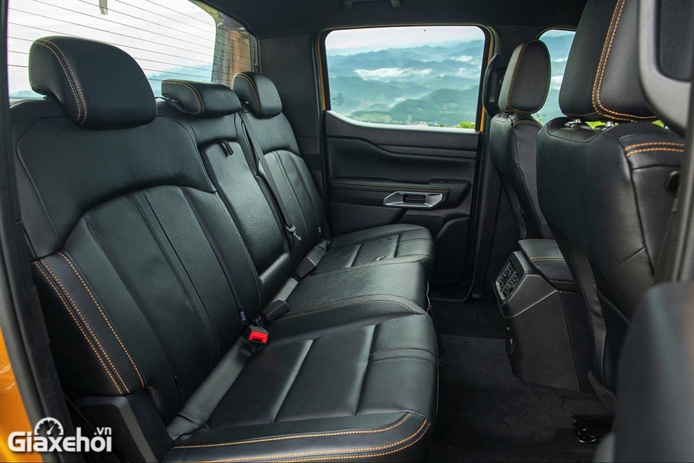 Ford Ranger Wildtrak 2023 với hàng ghế sau đủ rộng.