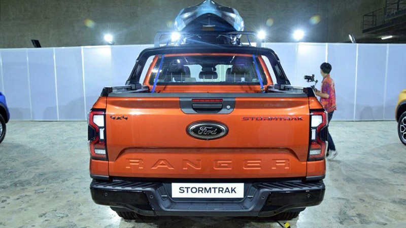 Đuôi xe Ford Ranger Stormtrack 2023 tại Thái Lan được trang bị giá nóc và thanh ngang màu đen có thể di chuyển tới thùng hàng phía sau.