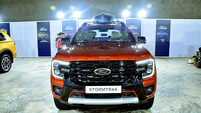 Tại thị trường Thái Lan, Ford Ranger Stormtrack 2023 có 4 tùy chọn màu sắc ngoại thất cơ bản là Đen, Trắng, Xám và Cam, riêng màu Cam đỏ Sedona sẽ "đắt" hơn các màu khác 10.000 baht.