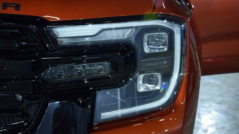 Hệ thống chiếu sáng trên Ford Ranger Stormtrack 2023 vẫn được trang bị công nghệ LED Matrix tự động điều chỉnh, chống chói, dải LED định vị ban ngày hình chữ “C”, đèn sương mù LED.
