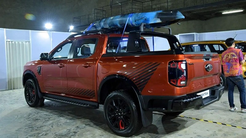 Sang đến thân xe, Ford Ranger Stormtrack 2023 trang bị bộ mâm 5 chấu 18 inch được sơn đen đan xen với chi tiết màu cam nổi bật với kích thước 20 inch