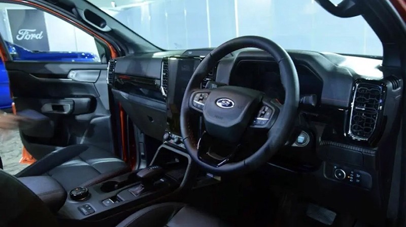 Bên trong cabin Ford Ranger Stormtrack 2023, hệ thống ghế ngồi bọc da nổi bật với logo “stormtrack” được thêu nổi màu đỏ phía sau, hàng ghế trước có chức năng chỉnh điện 8 hướng.