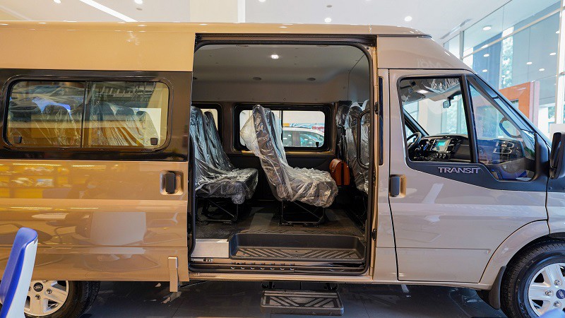 Ford Transit 2023 vẫn có cách bố trí ghế quen thuộc.