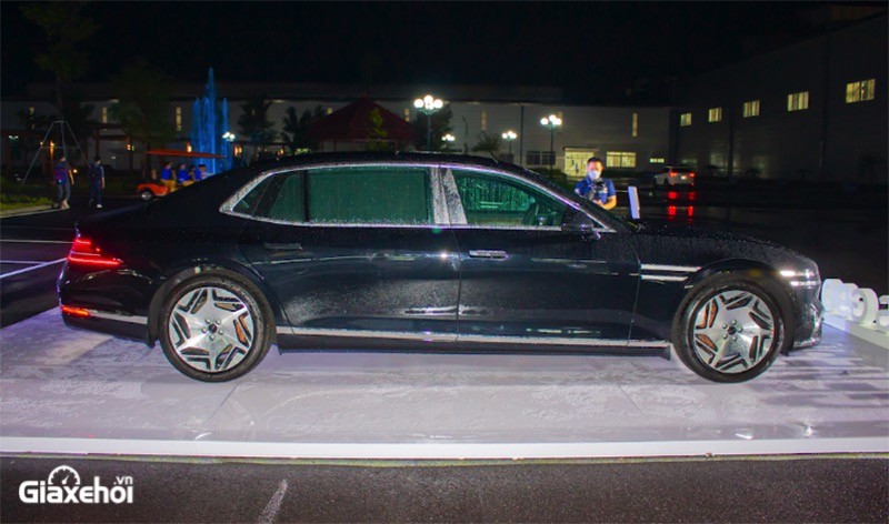 Genesis G90 Limousine 2023 với thân xe dài.