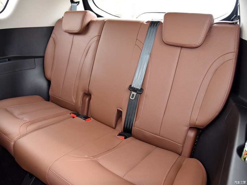 Hàng ghế cuối, Haima 7X được trang bị 3 ghế ngồi với không gian rộng rãi cả khoảng trống trần xe và khu vực để chân. 