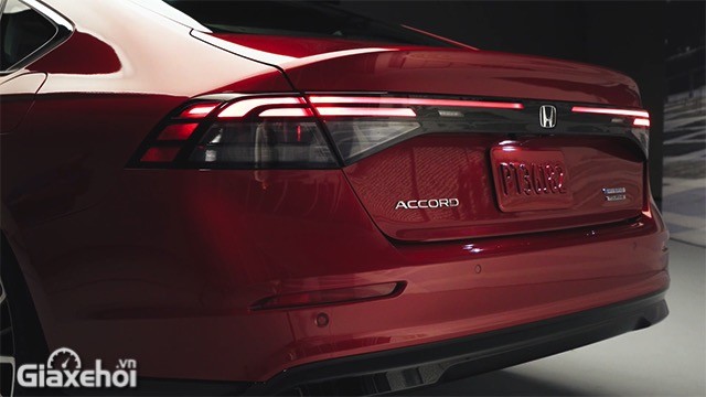 Honda Accord 2023 có dải đèn hậu ấn tượng.