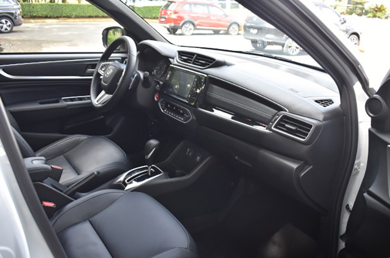 Nội thất Honda BR-V 2023 vẫn duy trì lối thiết kế đơn giản, tối ưu diện tích sử dụng cho người dùng giống với những mẫu xe “anh em” cùng nhà khác.