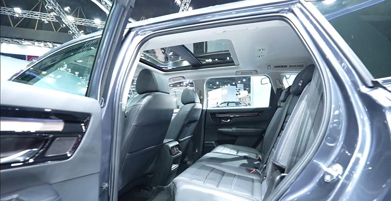 Ghế lái của Honda CR-V Hybrid 2023 chỉnh điện 8 hướng có nhớ vị trí giúp người lái tìm được tư thế ngồi phù hợp và thoải mái nhất.