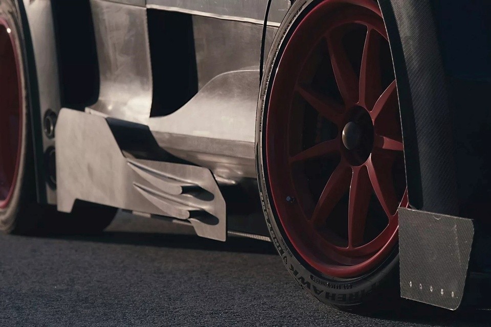 Honda CR-V Hybrid Racer Project Car có thiết kế với nhiều chi tiết carbon ở cản trước, vòm bánh xe tạo nên sự hầm hố đặc biệt cho xe.