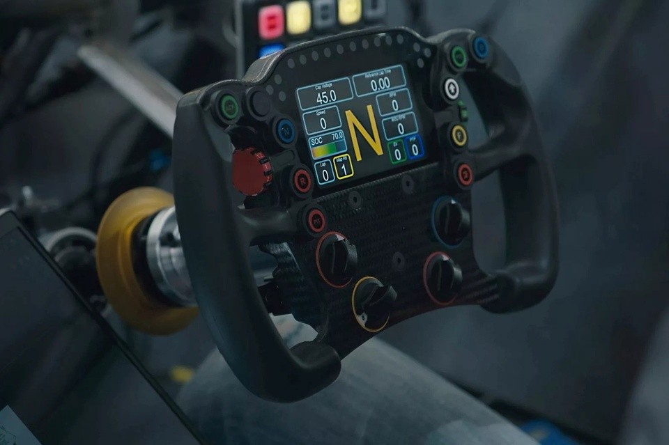 Vô-lăng xe đua của Honda CR-V Hybrid Racer Project Car được tích hợp nút bấm hỗ trợ.