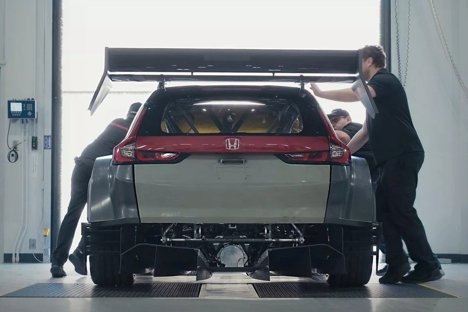 Ra đến phần đuôi, Honda CR-V Hybrid Racer Project Car sở hữu cánh gió đặc biệt lớn để giảm hiệu suất cản gió khi di chuyển tốc độ cao. 