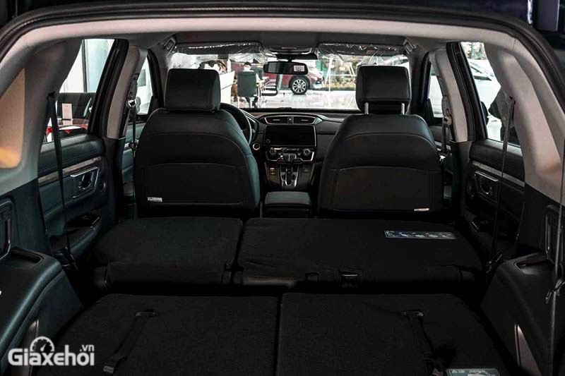 Honda CR-V chỉ có dung tích 522 lít và đây là chiếc xe bé nhất trong phân khúc CUV hạng C và gập hàng ghế sau lại khi không sử dụng để tăng thể tích chứa đồ.