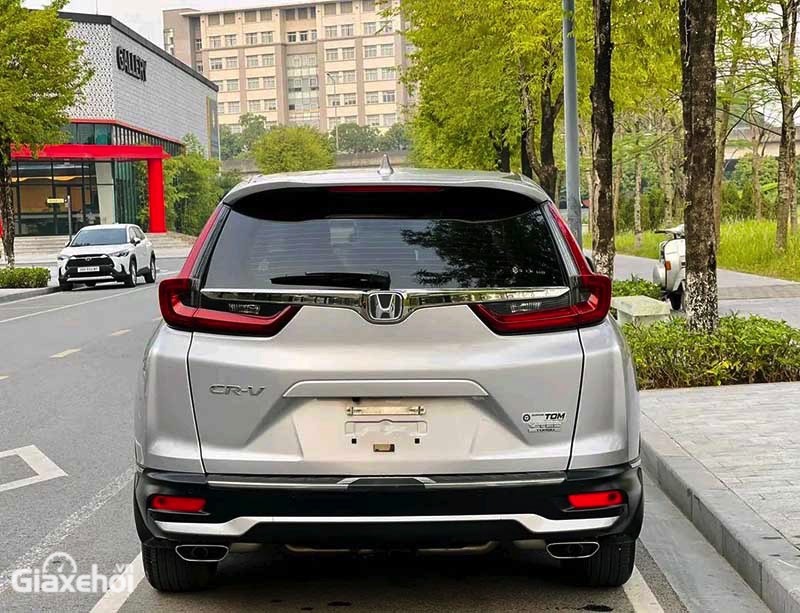 Honda CR-V 2023 có cụm đèn hậu hình chữ “L” với 2 dây LED hiện đại nối liền là chi tiết crom tạo điểm nhấn riêng biệt.