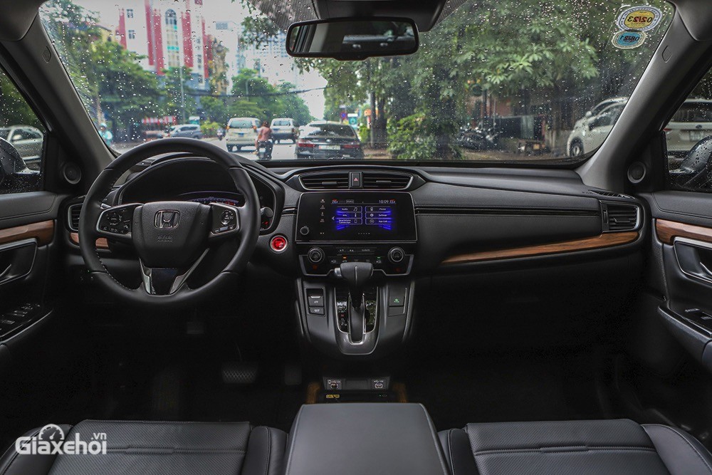 Honda CR-V được đánh giá cáo với khoang nội thất với độ hoàn thiện cao và cách bố trí hài hòa.