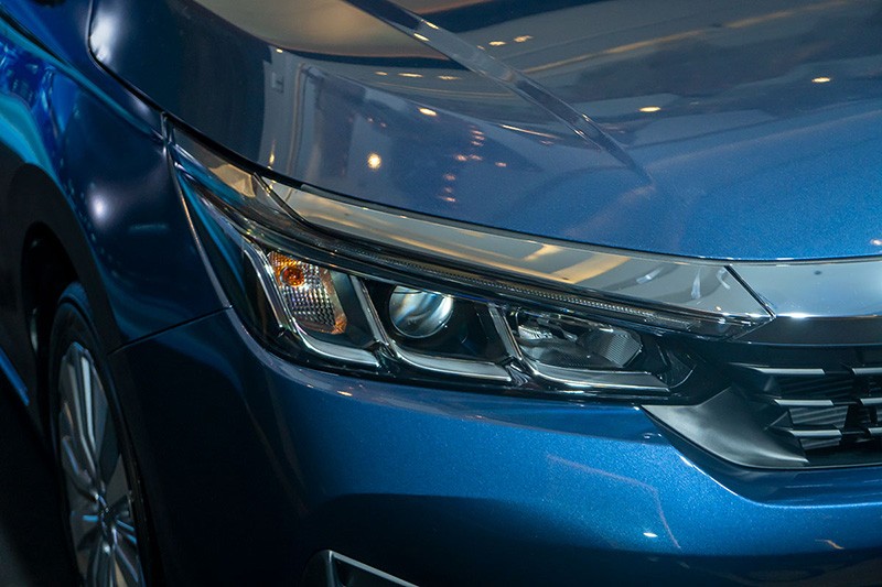 Hai 2 bản G, L của Honda City sử dụng công nghệ LED dạng bóng chiếu với ánh sáng vàng. 