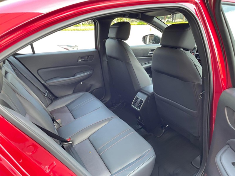 Honda City RS có ghế chỉ khâu đỏ, phía sau có bệ tỳ tay trung tâm tạo ra sự thoải mái.