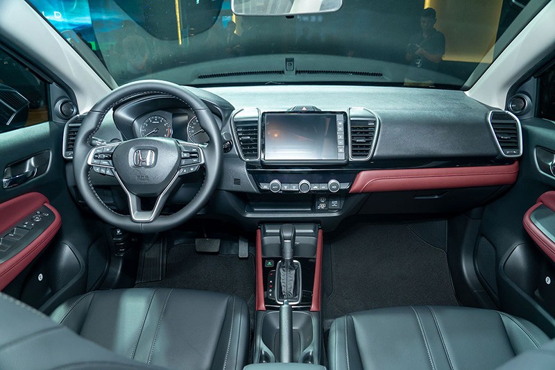 Honda City G, L màu đỏ xuất hiện ở phần da táp-lô ghế phụ, táp-li cửa và khu vực bệ điều khiển trung tâm.