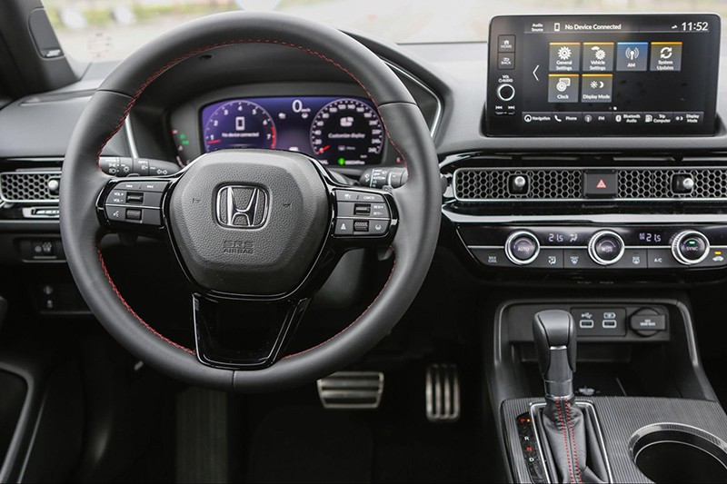 Honda Civic 2023 với vô-lăng mới kết hợp đồng hỗ kỹ thuật số.