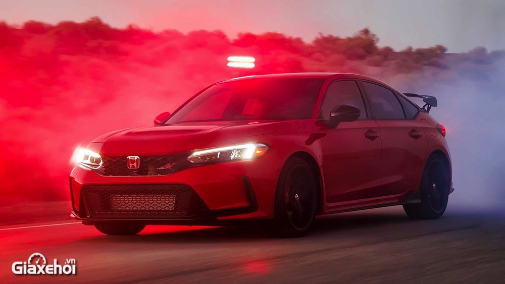 Honda Civic Type R 2023 với đầu xe đậm phong cách thể thao.
