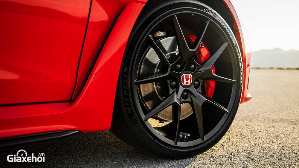 Honda Civic Type R 2023 với bộ mâm sơn đen, phanh hiệu suất cao.