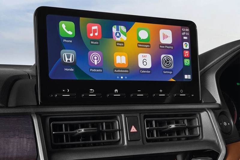 Ở trung tâm taplo xe, có sự xuất hiện của màn hình giải trí trung tâm 10,25 inch hỗ trợ Apple CarPlay cùng Android Auto không dây.
