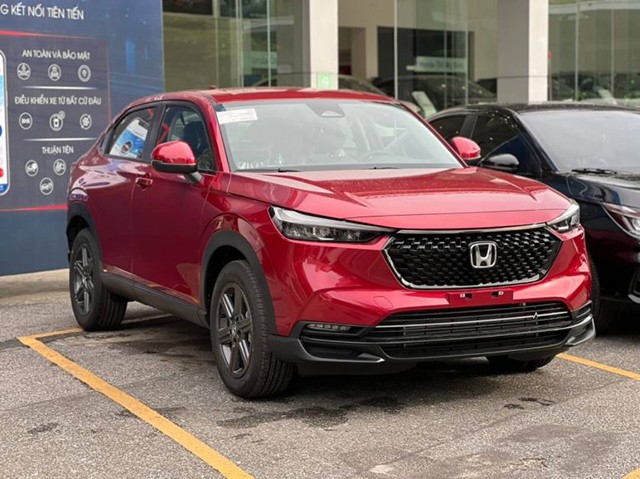 Honda HR-V L có vân lưới tản nhiệt họa tiết kim cương màu đen.