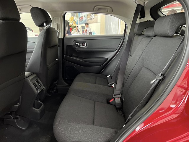 Honda HR-V G chỉ có ghế nỉ là trang bị dễ nhận ra nhất so với 2 phiên bản cao cấp.