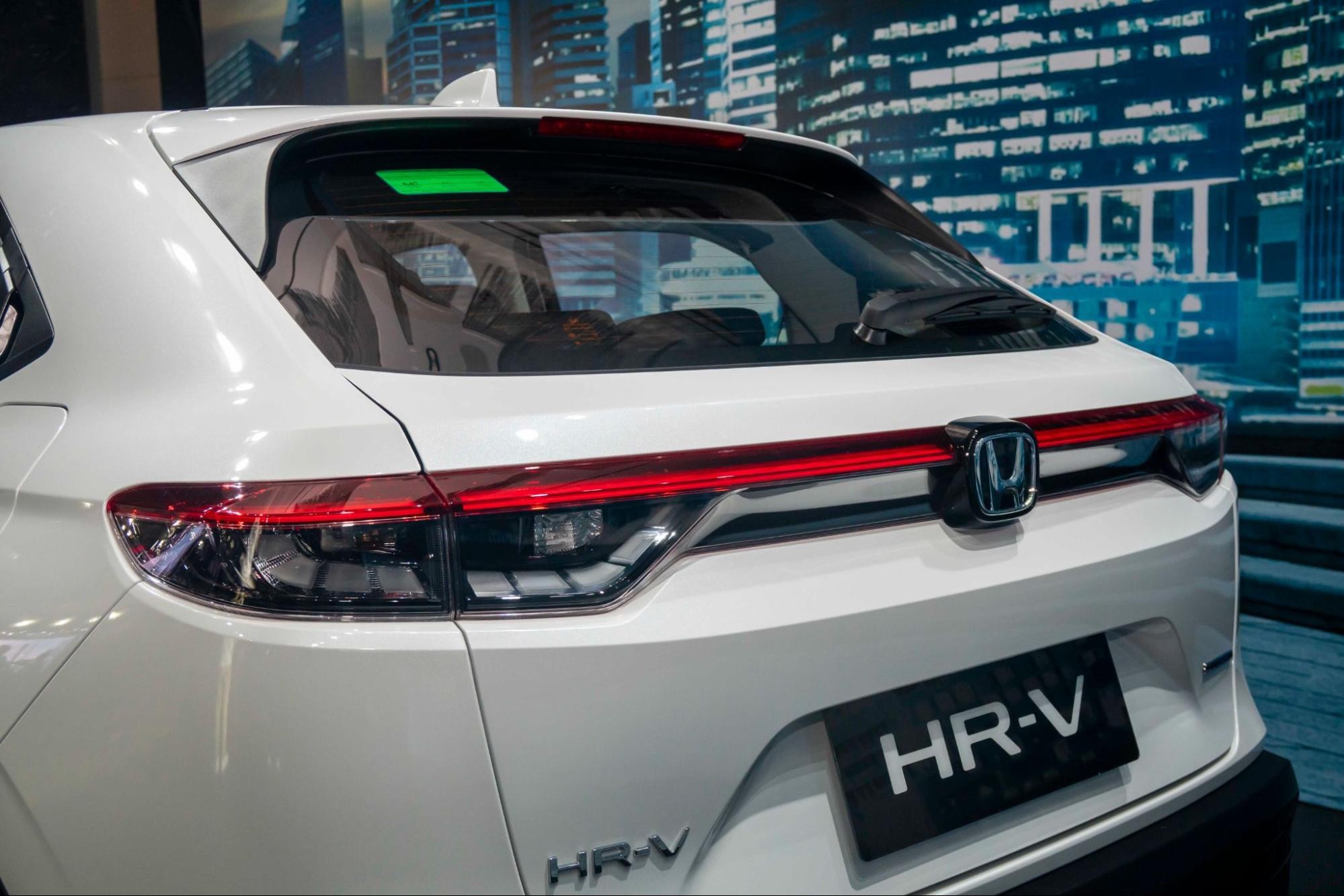Honda HR-V L 2023 với đèn hậu chạy ngang khoang hành lý.