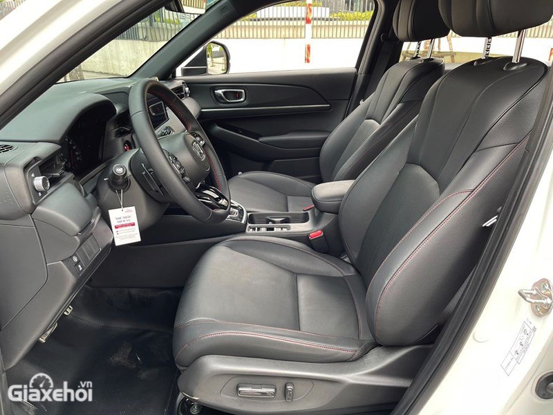 Hệ thống ghế ngồi trên Honda HR-V RS nổi bật với những đường chỉ khâu màu đỏ cá tính, thể thao.