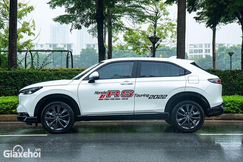 Honda HR-V RS 2023 mang thiết kế trường dáng kết hợp những đường gân dập nổi