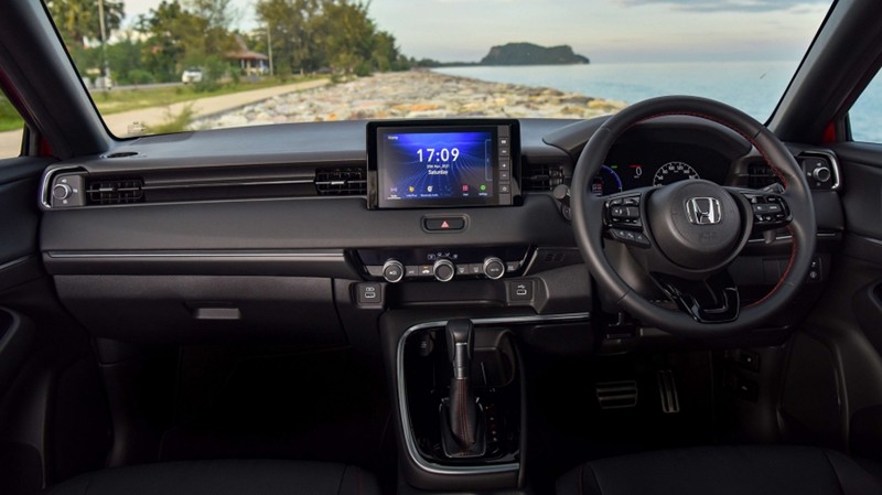 Honda HR-V Hybrid 2023 có khoang cabin với vô-lăng 3 chấu bọc da, màn hình giải trí đặt nổi tạo nên phong cách trẻ trung.