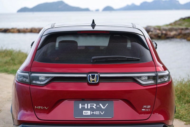 Honda HR-V Hybrid 2023 sở hữu cặp đèn LED chạy ngang tạo nên cảm giác sang trọng, trẻ trung.