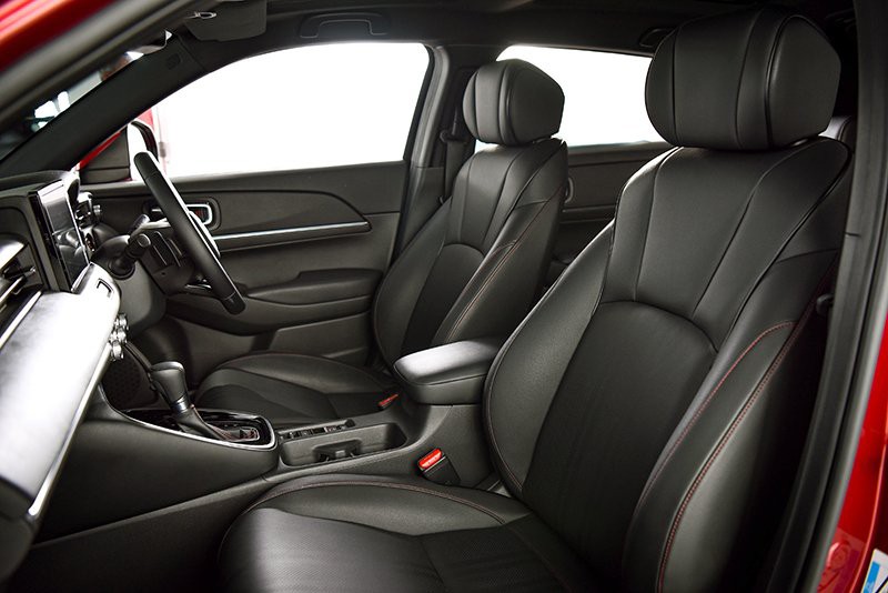 Honda HR-V Hybrid 2023 với ghế ngồi bọc da kết hợp những đường chỉ khâu màu đỏ theo phong cách thể thao.