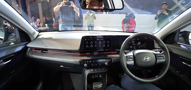 Tiến vào bên trong, Hyundai Accent 2024 có nhiều thay đổi trong khoang nội thất, trang bị thêm nhiều tiện nghi hiện đại.