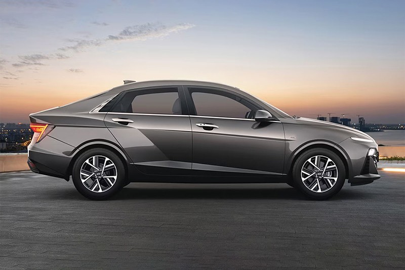 Thân xe của Hyundai Accent 2024 có nhiều đường cắt hình tam giác, cùng các chi tiết mạ crom sáng trên tay nắm cửa.