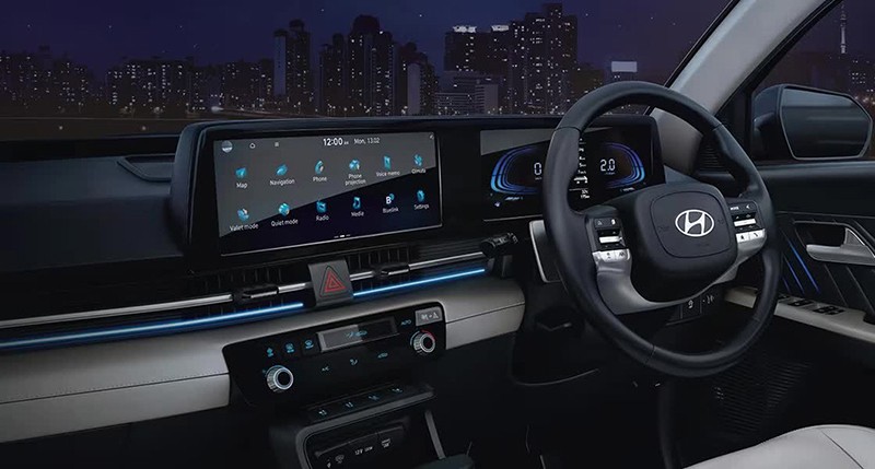 Vô-lăng của Hyundai Accent 2024 bọc da dạng 2 chấu thay vì 3 chấu như phiên bản cũ. Trên vô lăng tích hợp phím chức năng tiện dụng, phía sau là cụm đồng hồ kỹ thuật số hiển thị thông tin xe 10,25 inch. 