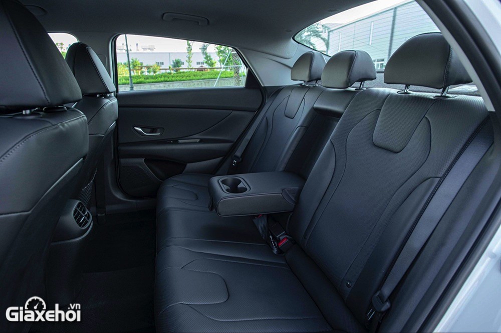 Hyundai Elantra 2023 các bản còn lại dùng ghế thường, không gian tương đương nhau.