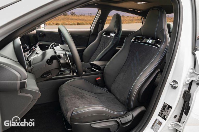 Ghế ngồi Hyundai Elantra N 2023 có thiết kế như xe đua tạo ra cảm giác hứng khởi cho tài xế.