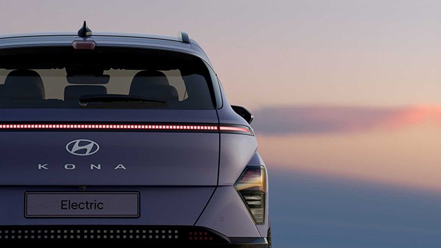 Dải đèn LED ở sau xe chạy xuyên cốp của Hyundai Kona 2024, tương tự ở đầu xe.