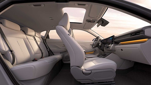 Hyundai Kona 2024 duy trì cấu hình ghế ngồi 5 chỗ với chất liệu bọc da, hàng ghế sau có khoảng để chân rộng rãi.