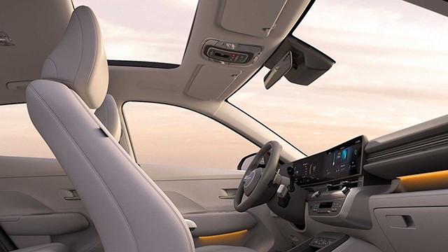 Khoang lái của Hyundai Kona 2024 có thiết kế màn hình đôi dạng cong như xe sang là chi tiết nổi bật nhất.