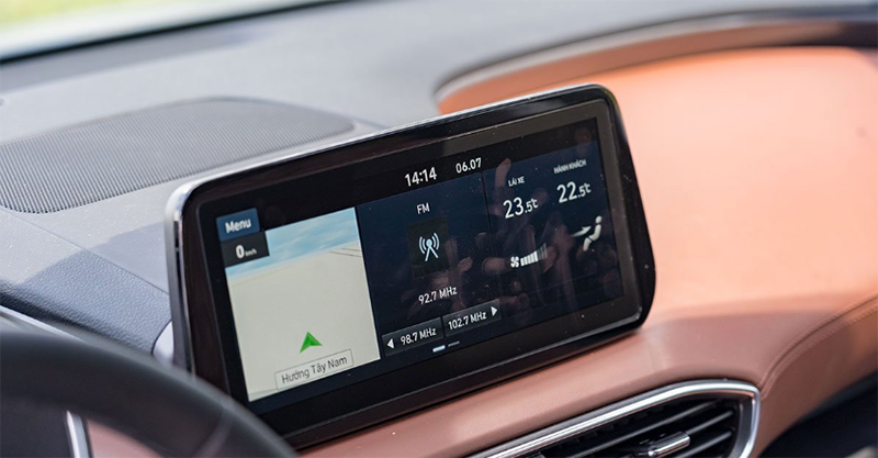 Hyundai Santa Fe 2023 được trang bị màn hình cảm ứng kích thước 10,25 inch hỗ trợ ghép nối điện thoại Apple Carplay, Android Auto.