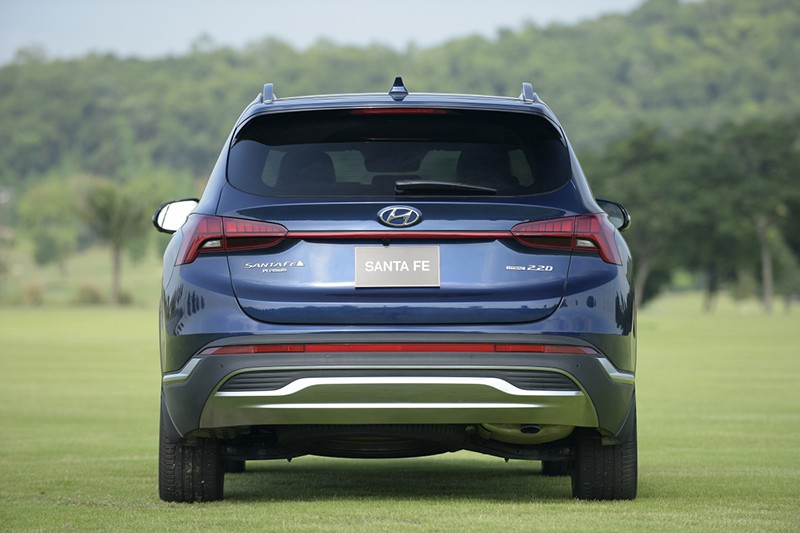 Đèn xi-nhan đặt thấp là nhược điểm của Hyundai Santa Fe 2023 khiến các phương tiện phía sau khó quan sát.