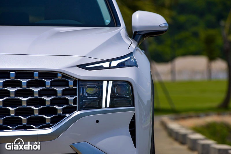 Trong tay có 1,3 tỷ đồng, chọn mua Hyundai Santa Fe hay VinFast Lux SA2.0?
