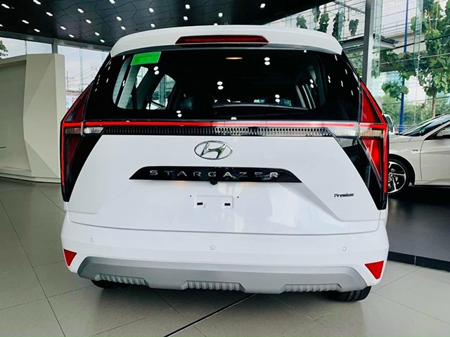 Hyundai Stargazer 1.5 Cao cấp sở hữu đèn hậu LED.