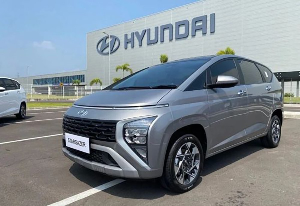 Hyundai Stargazer 2023 màu bạc