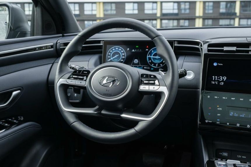 Hyundai Tucson 2023 với vô-lăng 4 chấu.