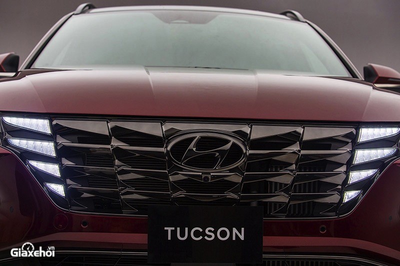 Nhìn trực diện đầu xe, Hyundai Tucson 2023 nổi bật với cụm lưới tản nhiệt kiểu mới với hình chữ nhật dạng khối 3D sắc nét.
